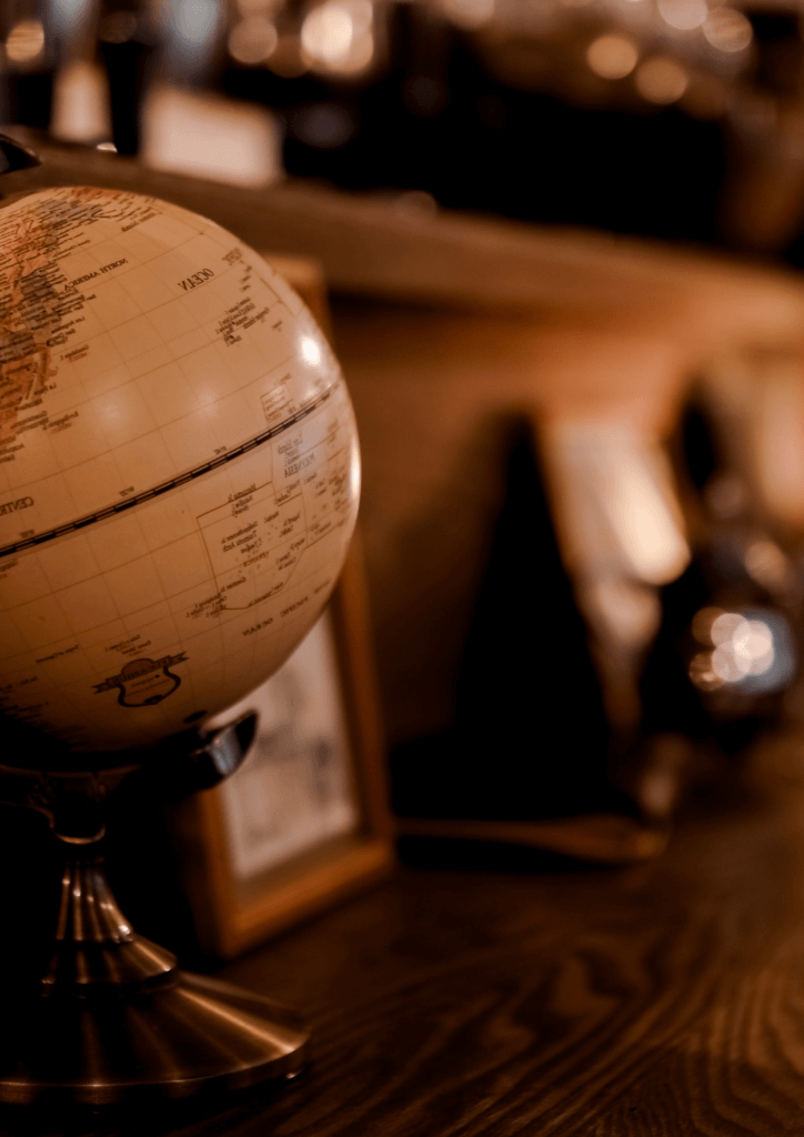 Photo d'un globe posé sur un bureau en bois