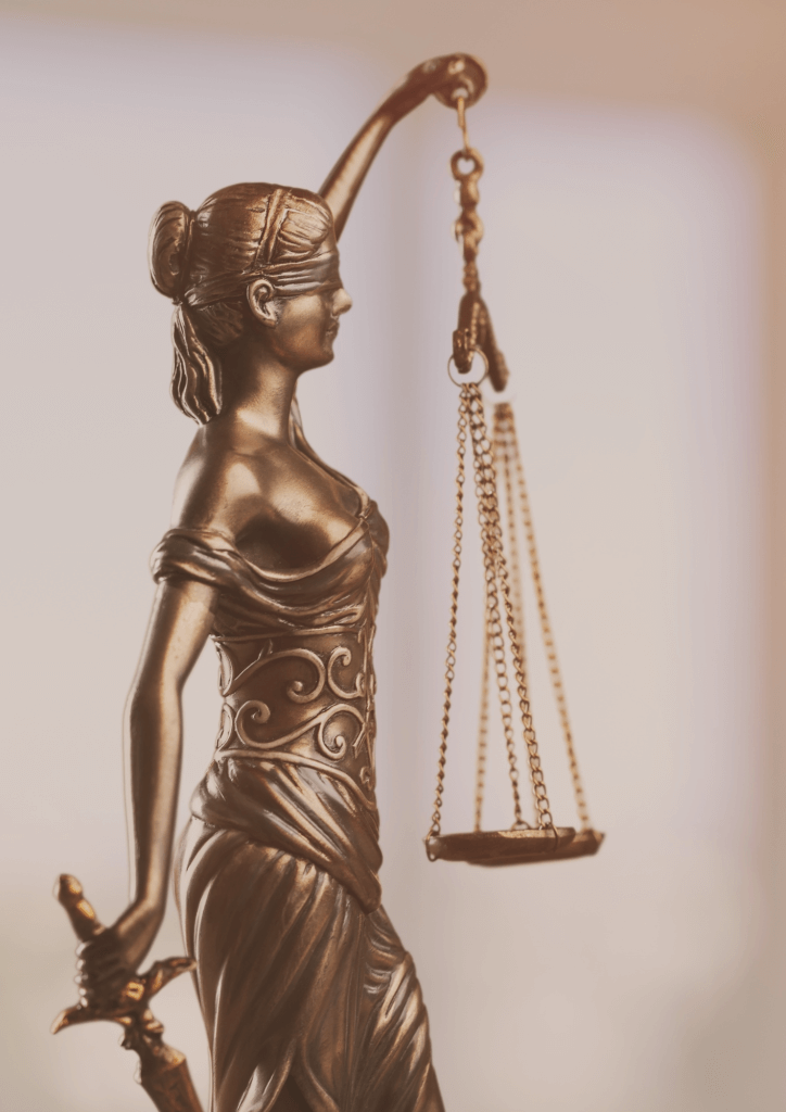 Photo d'une statuette en bronze de profil de Thémis, déesse de la justice